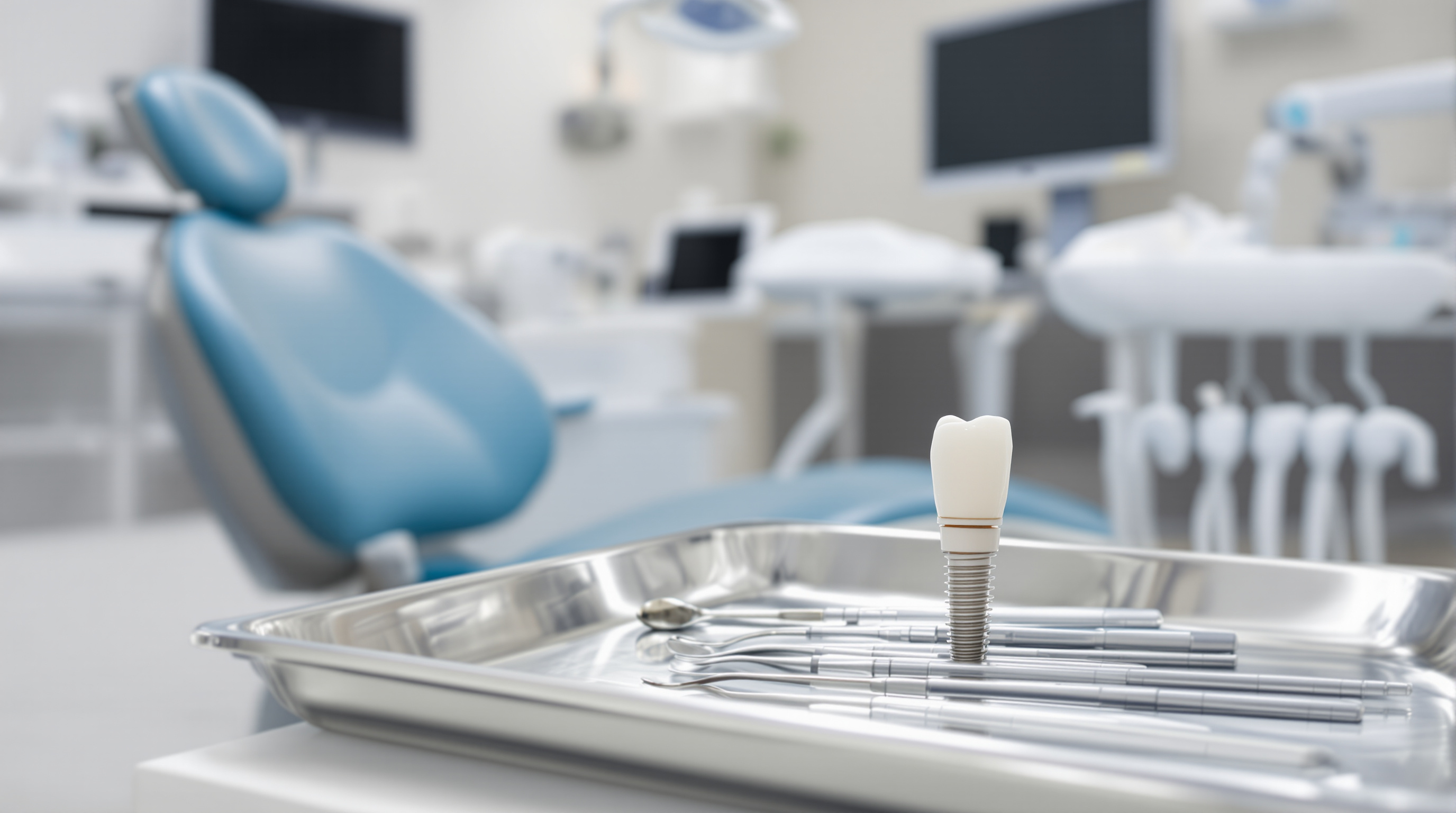 Behandlungsraum einer Zahnarztpraxis mit Implantatmodell und Instrumenten auf einer Ablage
